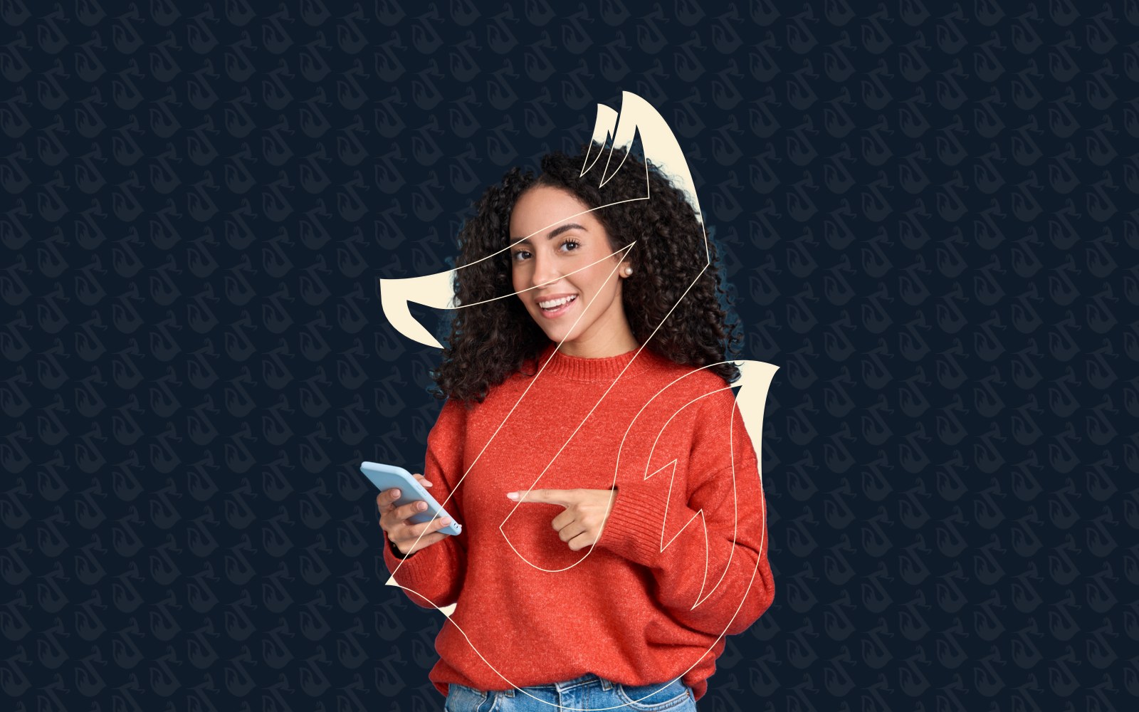 Mujer sonriente con su celular frente a la silueta del zorro de Zorro Marketing